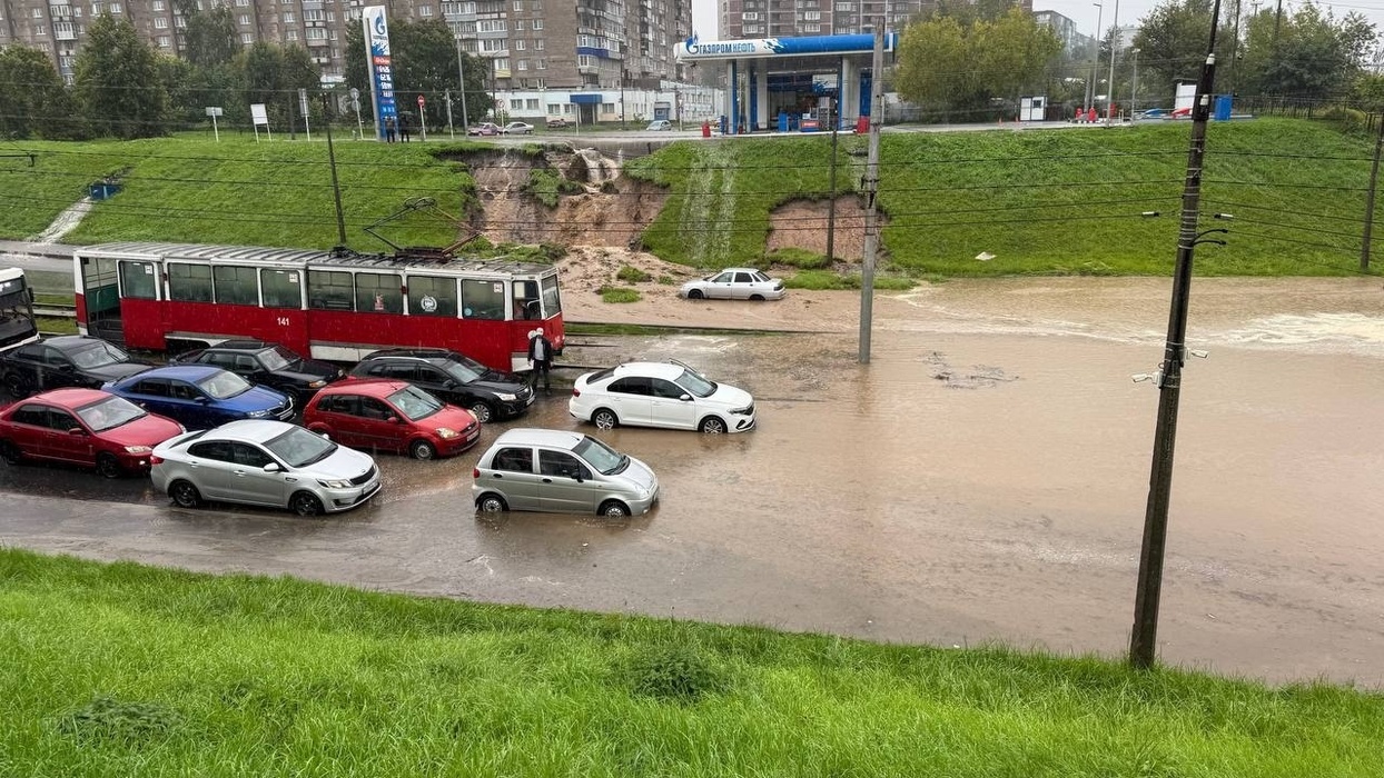 Оползень и транспортный коллапс: в Череповце продолжают борьбу с последствиями мощного ливня