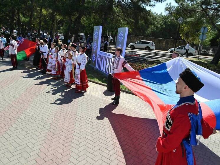 Ко Дню города в Геленджике открыли входную группу в сквере «Витебск»
