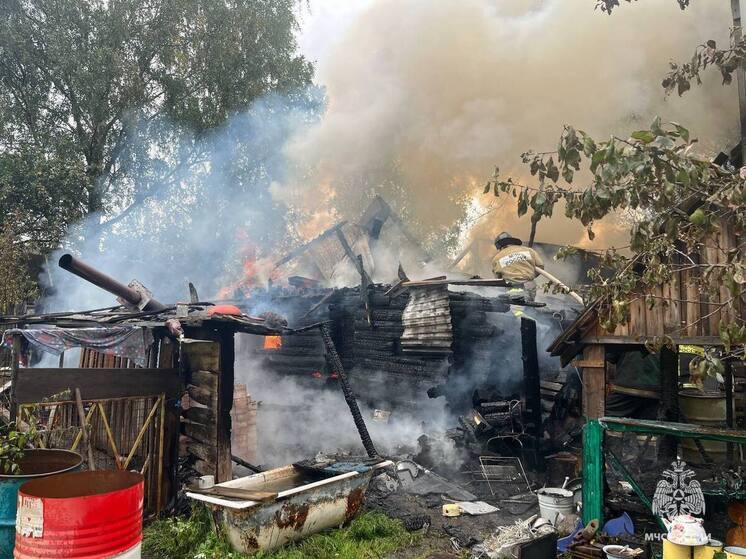 В Вышнем Волочке полностью сгорела хозпостройка