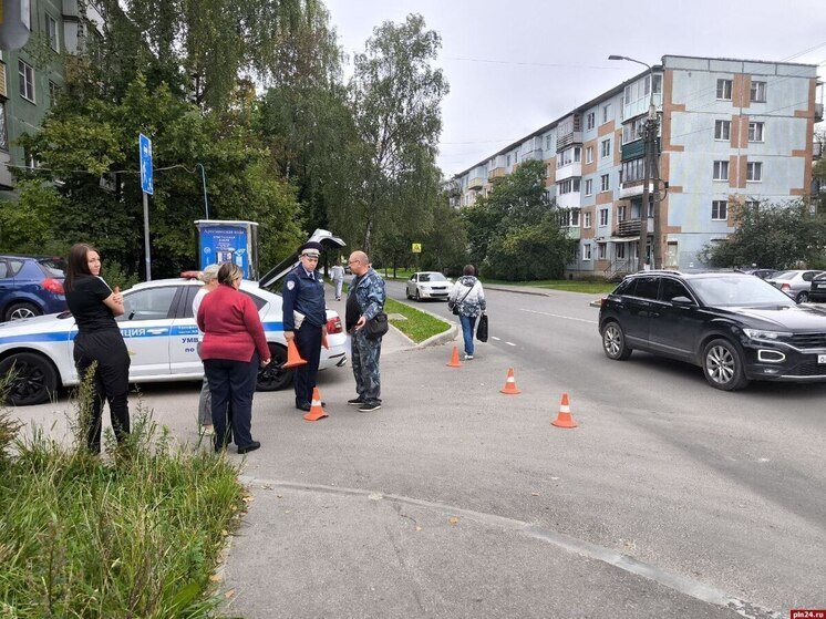 Юного самокатчика увезли на скорой с места ДТП