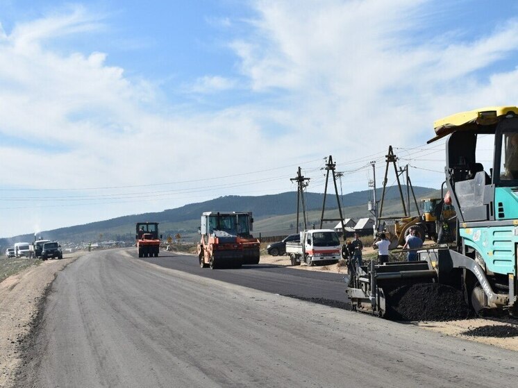 В Бурятии в селе Эрхирик завершают обновление дороги