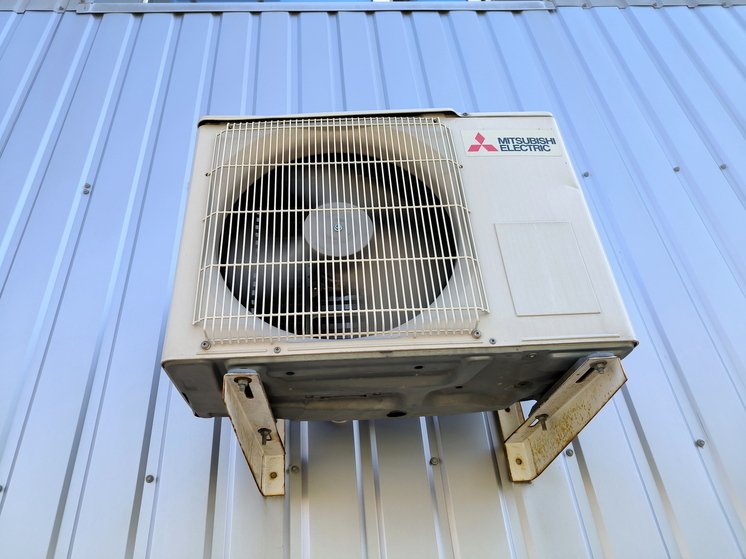 Голый мужчина залез на кондиционер жилого дома в Хабаровске.