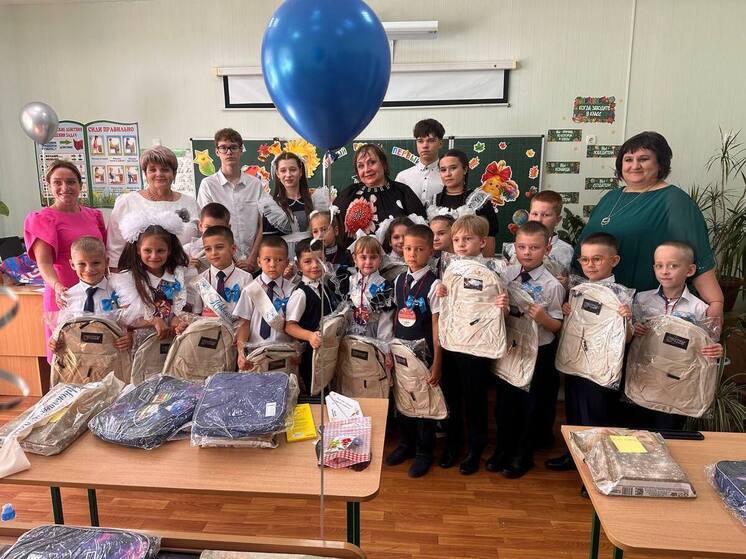 Сто тридцать шесть рюкзаков получили первоклассники Тельманово из Свердловской области