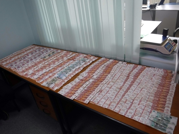 В Сургуте семейная пара пыталась вывезти нелегально более 1,5 млн рублей за рубеж