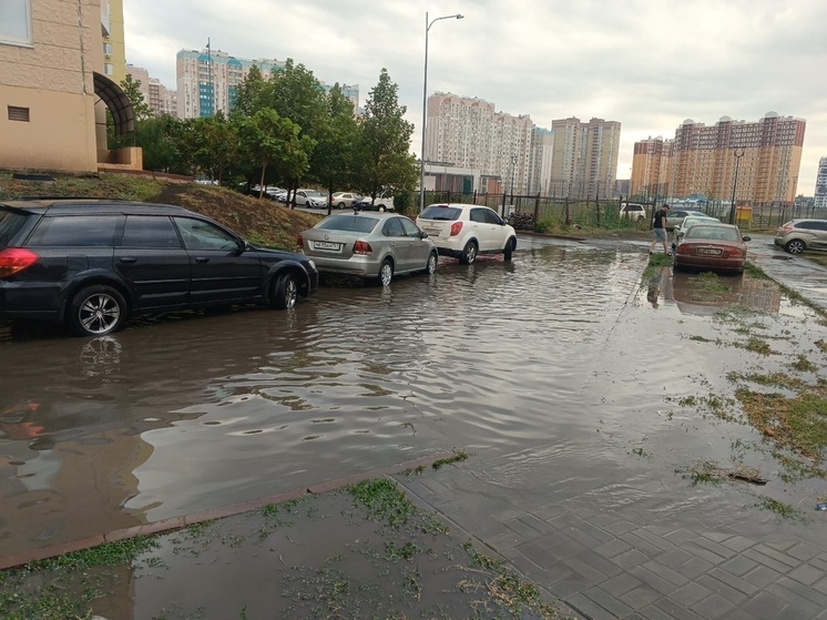 Двор на Еременко в Ростове превратился в реку
