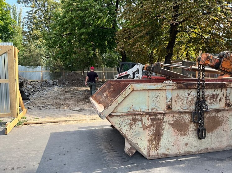 В саду Липки демонтировали фонтан Рыбка