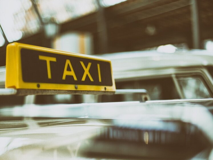 В Воронеже таксисты будут возить по 5 стаканов воды на крыше авто