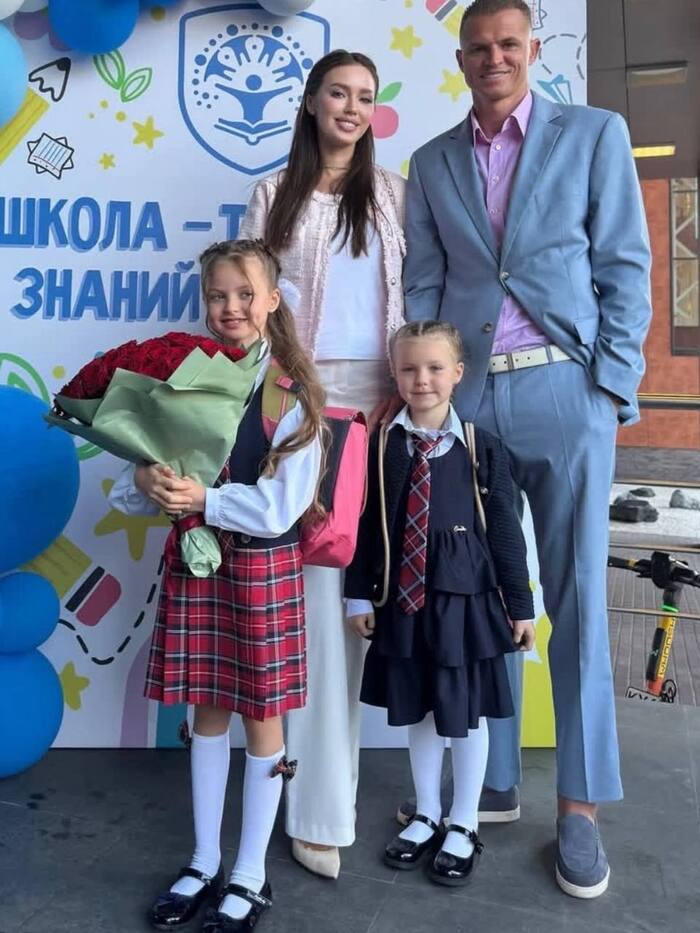 Дмитрий Тарасов с женой Анастасией и дочками