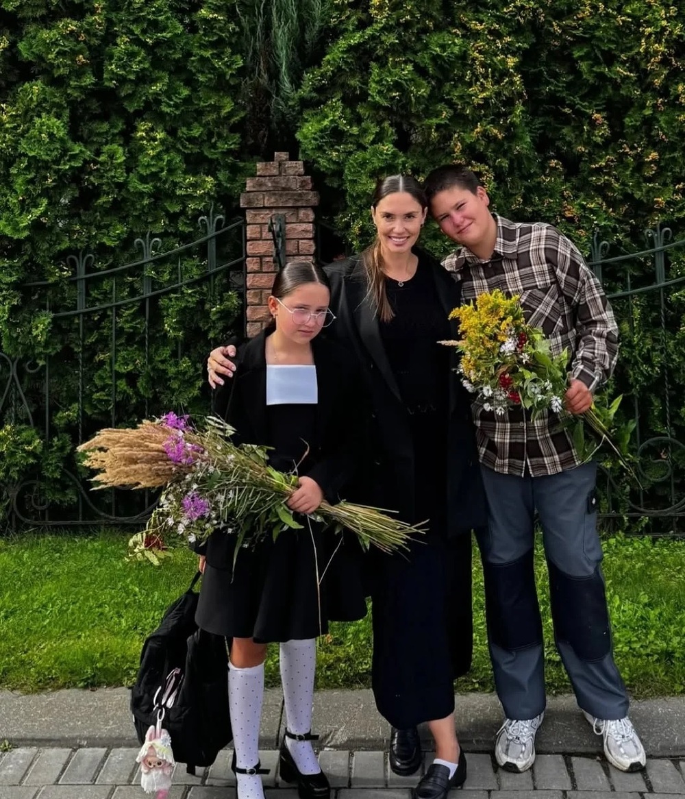 Агата Муцениеце с Мией и Тимофеем
