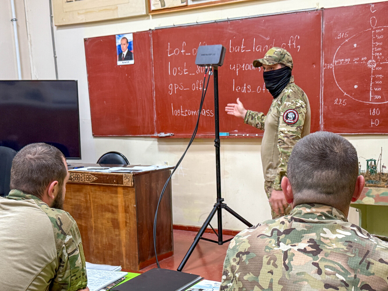 Командир отдает приказ