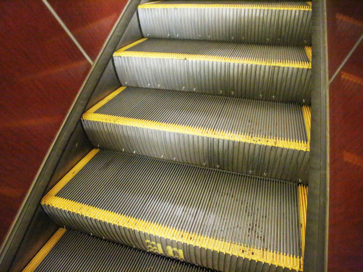 Российский мальчик чуть не лишился пальцев ног на эскалаторе из-за кроксов