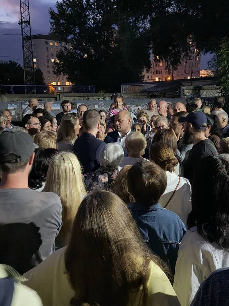 Нижегородцы вышли на собрание против закрытия стадиона «Водник»