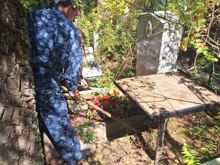 В УФСИН России по Смоленской области почтили память сотрудника, погибшего при исполнении служебных обязанностей