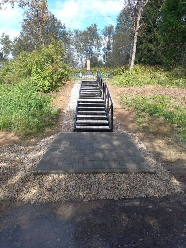 Территорию воинского захоронения благоустроили в деревне Струго-Красненского округа