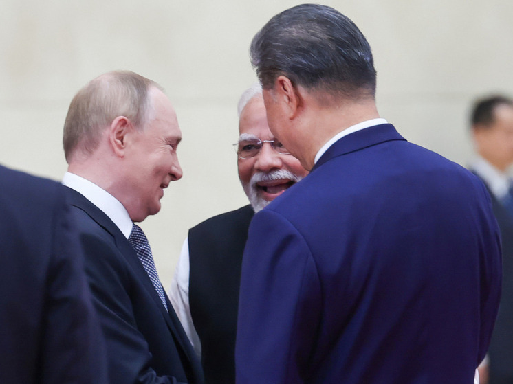 Фото президента РФ Владимира Путина с председателем Китайской Народной Республики (КНР) Си Цзиньпином и индийским премьером Нарендрой Моди говорит о провале Запада, сообщает Daily Mail