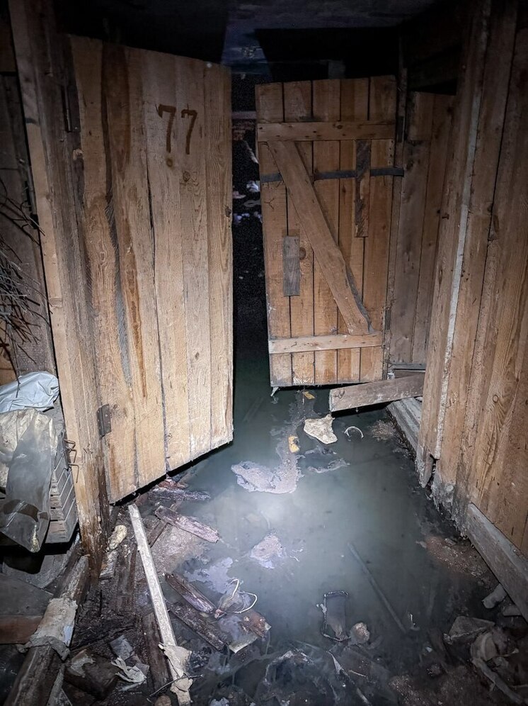 Подвалы многоквартирного дома на Текстильной в Пскове остаются затопленными канализацией