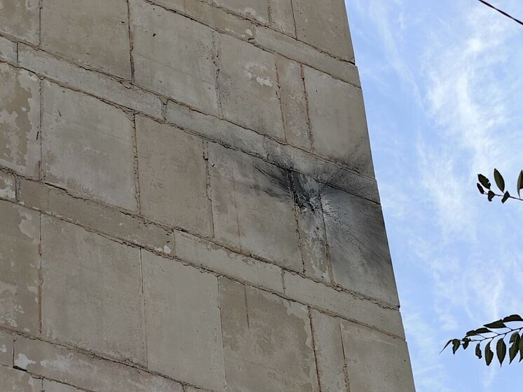 Украинский беспилотник атаковал многоэтажный дом в городе Рубежное в ЛНР