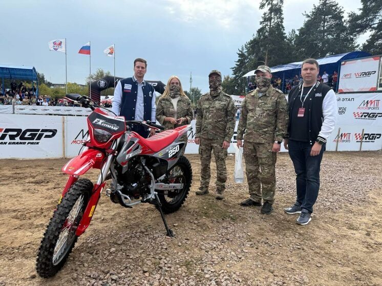 Нижегородский министр спорта Кабайло передал кроссовый байк на СВО