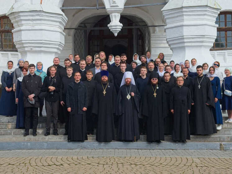 Первокурсников Вологодской духовной семинарии окропили святой водой