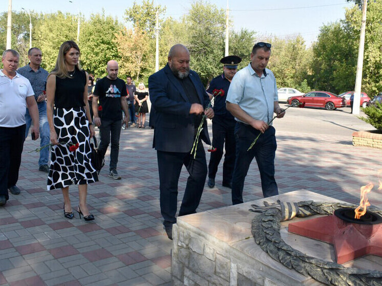 Жители Перевальска в ЛНР провели митинг в честь 82-й годовщины освобождения от фашистов