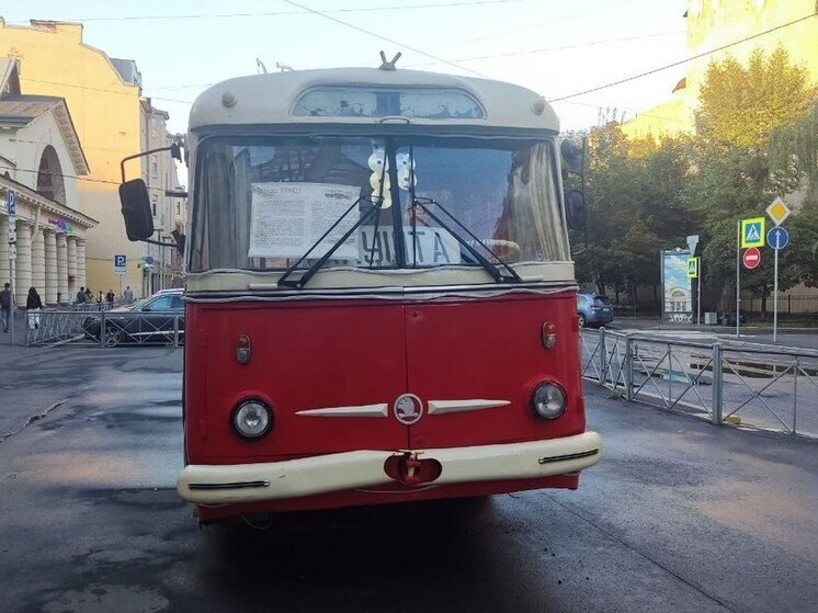 Ретротехника проехалась по центру Петербурга в честь праздника транспорта