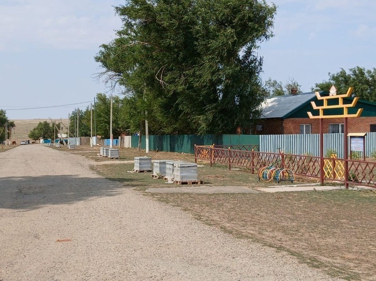 В поселке Калмыкии обустраивают тротуары