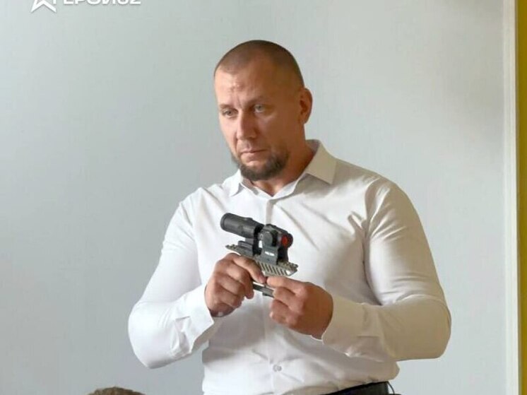 Ветеран СВО Роман Денисов провел Урок мужества в Дядьковской школе