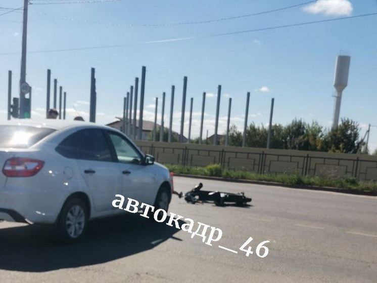 На проспекте Дериглазова в Курске в ДТП пострадал 17-летний самокатчик