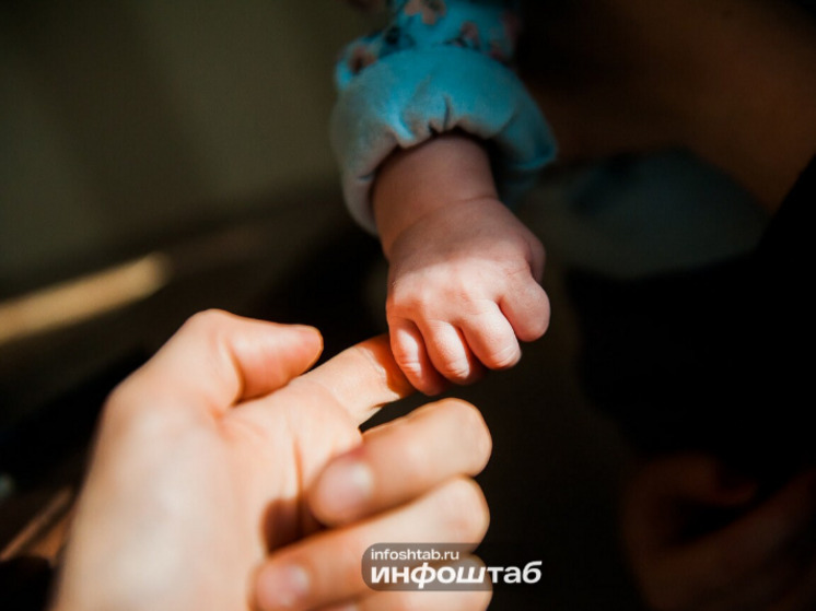 В Астрахани иностранка делала наркозакладки вместе с 4-летним сыном
