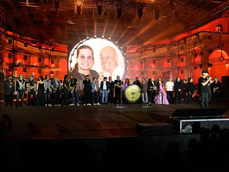 Десятки признаний в любви от фанатов отправятся теперь в Бирмингем