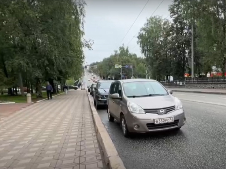 В Кирове борются с нарушителями парковки, мешающими общественному транспорту