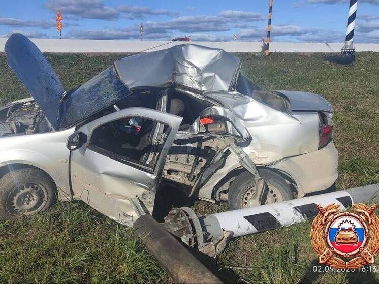 На М-9 в Тверской области "Рено" врезался в опору ЛЭП