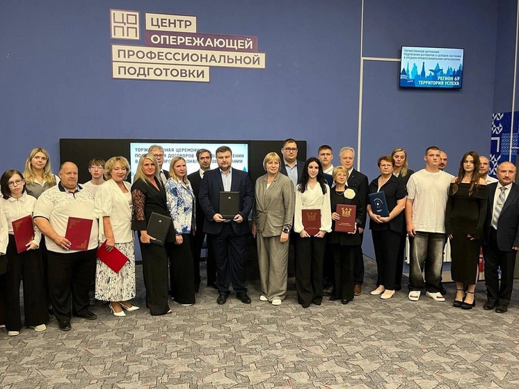 В Смоленске студенты СПО заключили целевые договоры с ведущими предприятиями региона