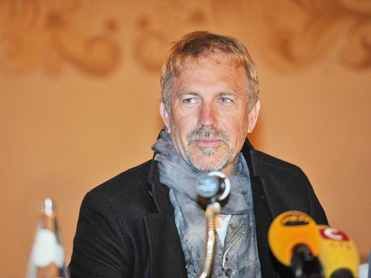 Kevin Costner tem um caso com uma mulher que se parece com sua ex-esposa