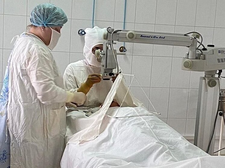 Первые операции по замене хрусталика провели в больнице Рубцовска
