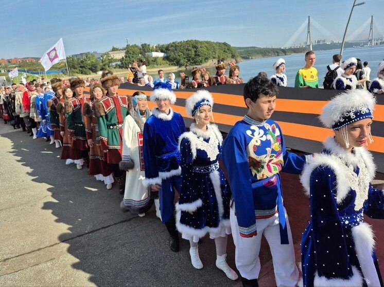 На ВЭФ-2025 в ДВФУ прошло торжественное шествие с Георгиевской лентой