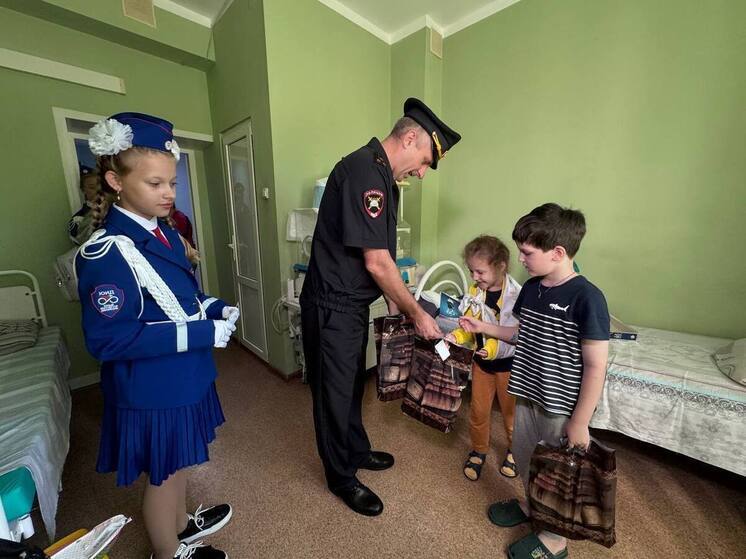 Автоинспекторы Воронежа поздравили школьников, не попавших на линейку из-за ДТП