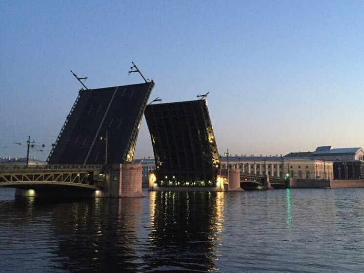 Дворцовый мост превратился на ночь во флаг Вьетнама