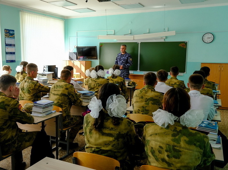 В Йошкар-Оле офицер Росгвардии провел урок мужества для подшефных школьников