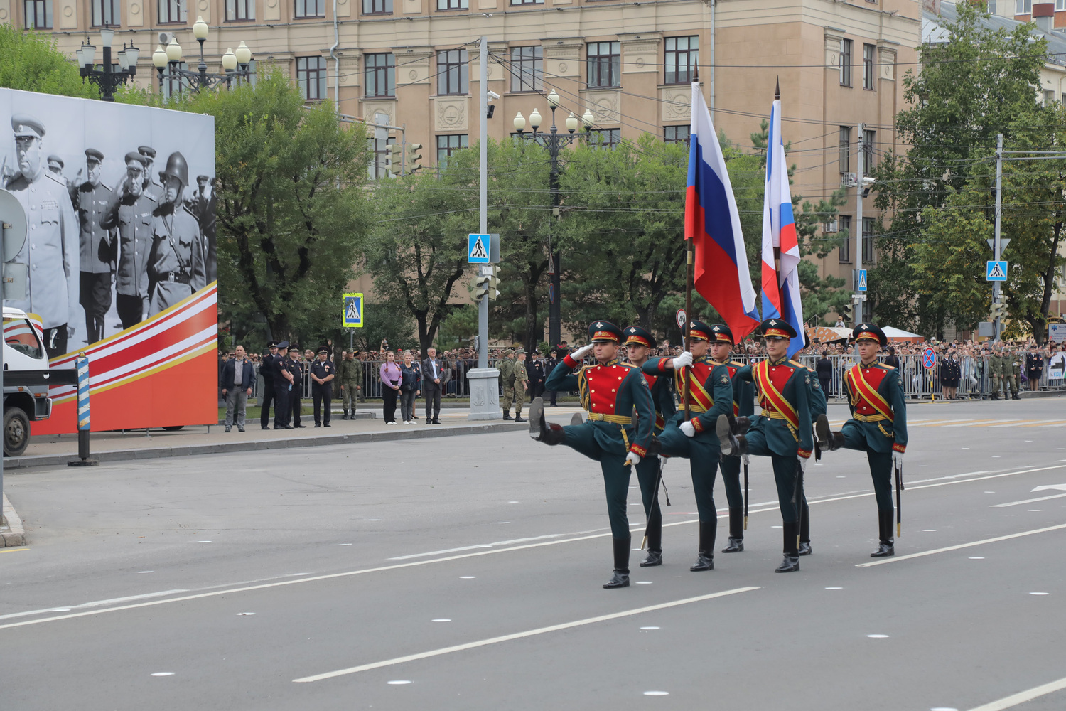 Фотографии масштабного парада, состоявшегося в Хабаровске в День Победы над милитаристской Японией