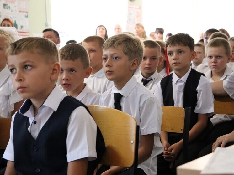 Законодательное собрание передало школе Приморска новую мебель