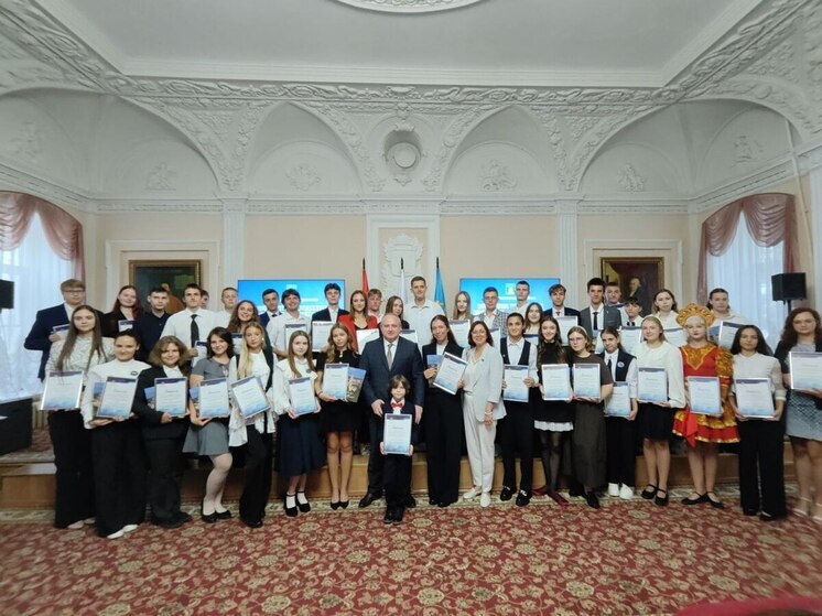 Власти Тамбова отметили выдающихся молодых жителей города, проявивших себя в учебной, научно-исследовательской, творческой и спортивной деятельности. Главой администрации Максимом Косенковым и председателем городской думы Еленой Леоновой были вручены дипломы и награды победителям конкурса именных стипендий и единовременных премий имени первого мэра Тамбова Валерия Коваля. Наград удостоены 45 учащихся школ и вузов, продемонстрировавшие значительные успехи в разных направлениях.