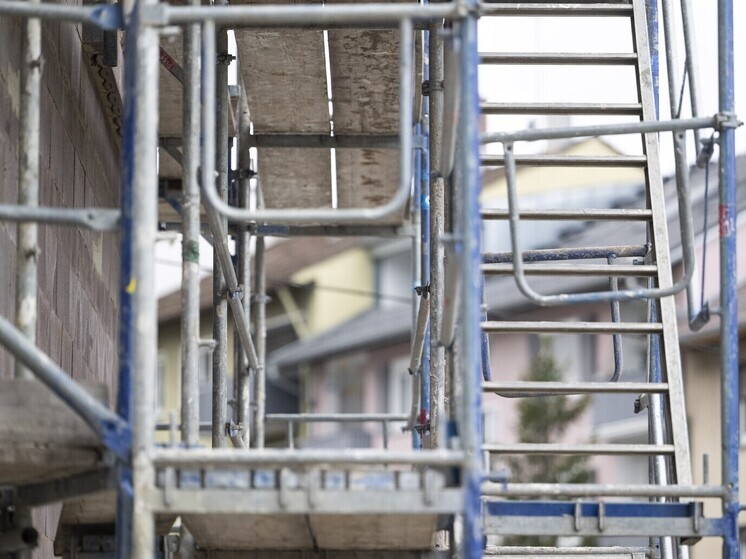 Обрушение строительных лесов произошло в школе в центре Москвы