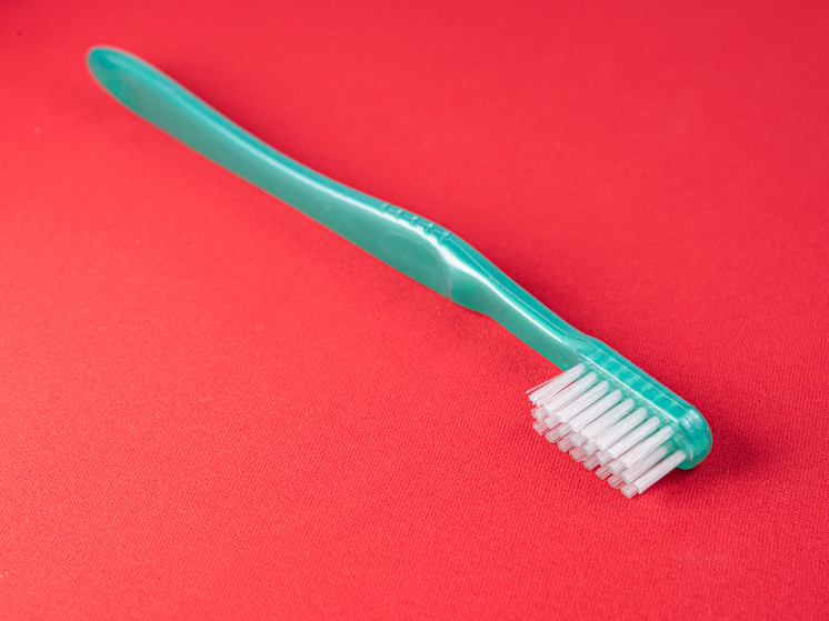 Врач Чепурная назвала щетки, которые могут повредить зубы и десны