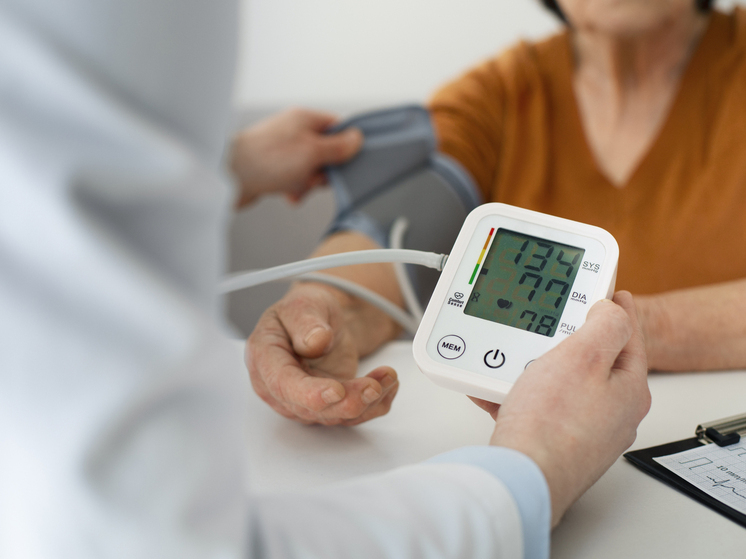 Кардиологи предупредили: резкое падение давления повышает риск инсульта