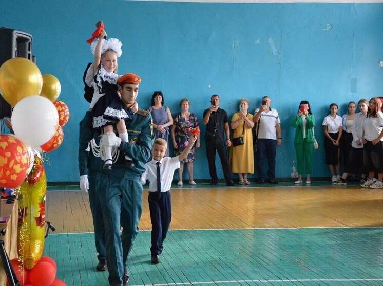 Депутат Ялтинского городского совета Екатерина Демина и руководитель Кореизского тероргана администрации Ялты Ольга Винник, совместно с офицерами специального моторизованного батальона Росгвардии, дислоцированного в городе, а также участниками СВО, приняли участие в празднике Первого звонка в школах Кореиза и Гаспры