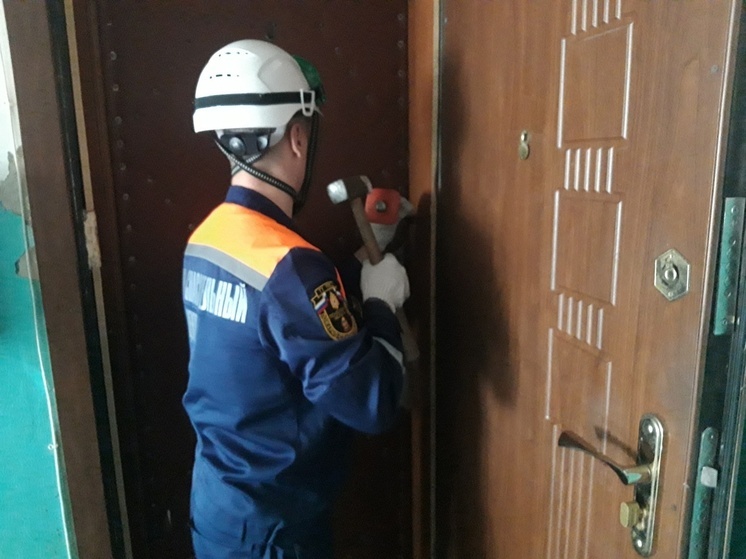 Благодаря пензенским спасателям мужчина, запертый в квартире, получил медпомощь