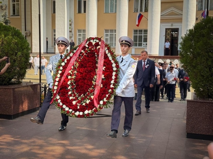 В Махачкале на мемориале Славы возложили цветы ко Дню солидарности в борьбе с терроризмом
