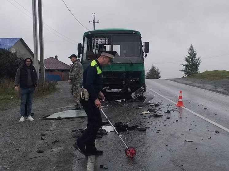 В Ревде водитель и шесть пассажиров автобуса пострадали в ДТП