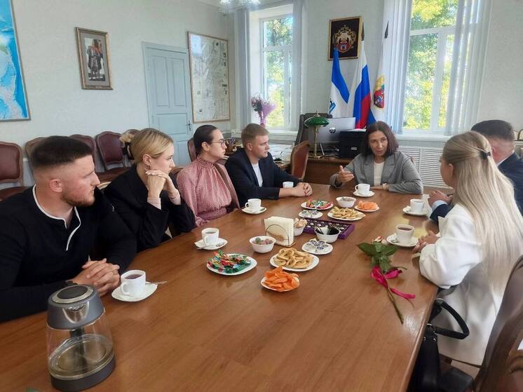 В Старой Руссе сразу четыре молодые пары педагогов из школы №8 узаконили отношения